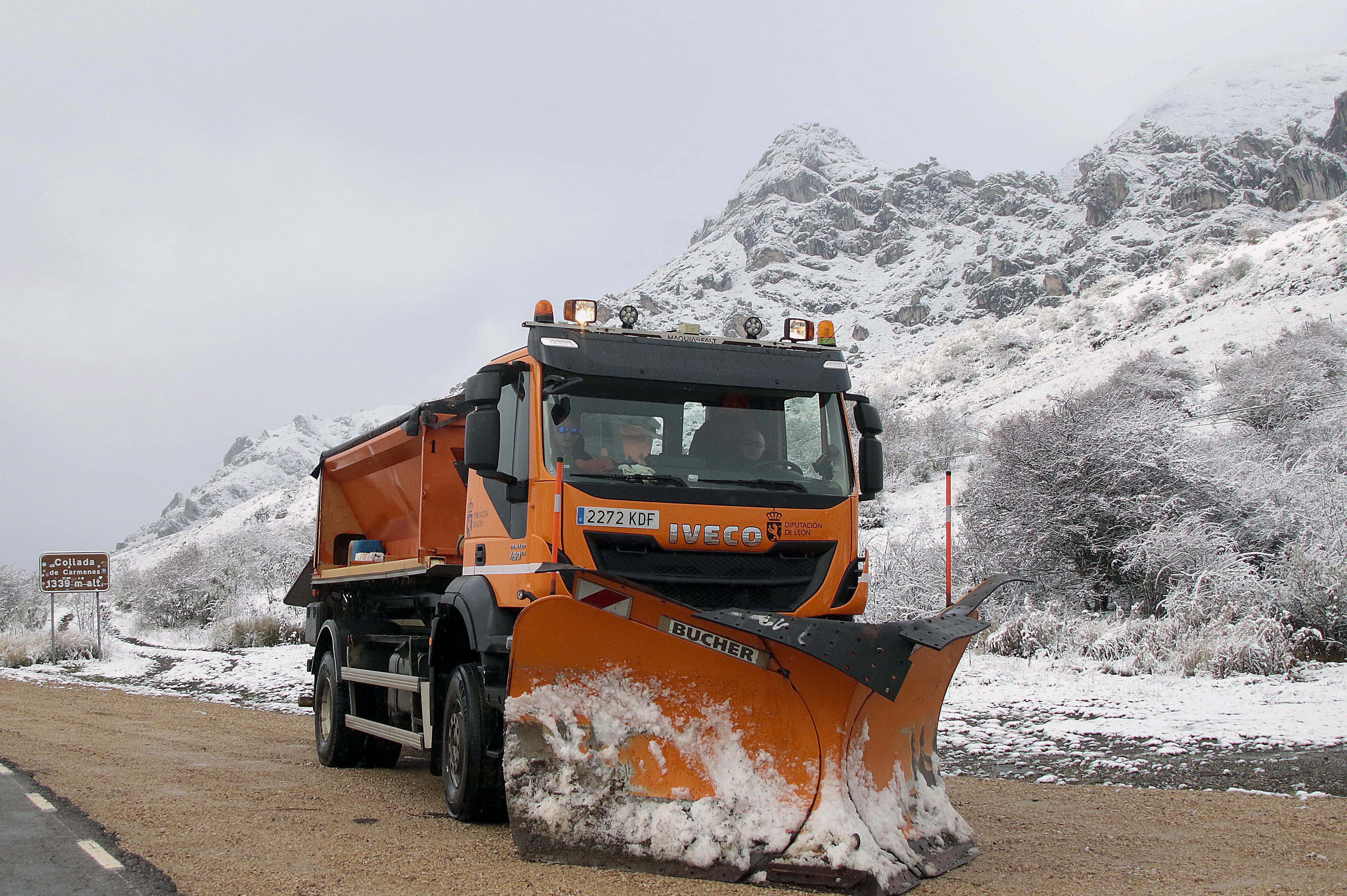 La nieve obliga a usar cadenas en cuatro tramos viarios de las provincias de Burgos y León
