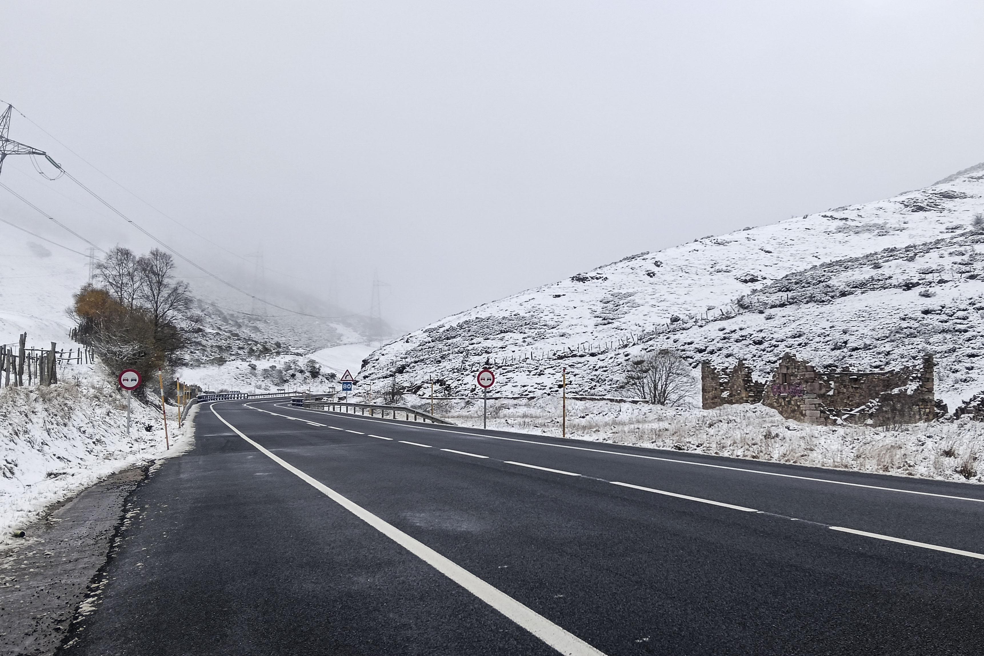 Vista de la nieve caída en Puerto de Pajares en la N-630, una de las principales carreteras en alerta en la localidad de Pajares, Asturias