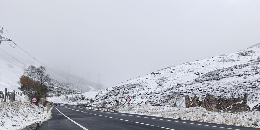 El primer zarpazo invernal ya causa problemas en 19 carreteras por la nieve