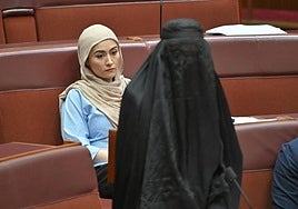 Revuelo en el Senado de Australia tras la aparición de una parlamentaria de la derecha con burka