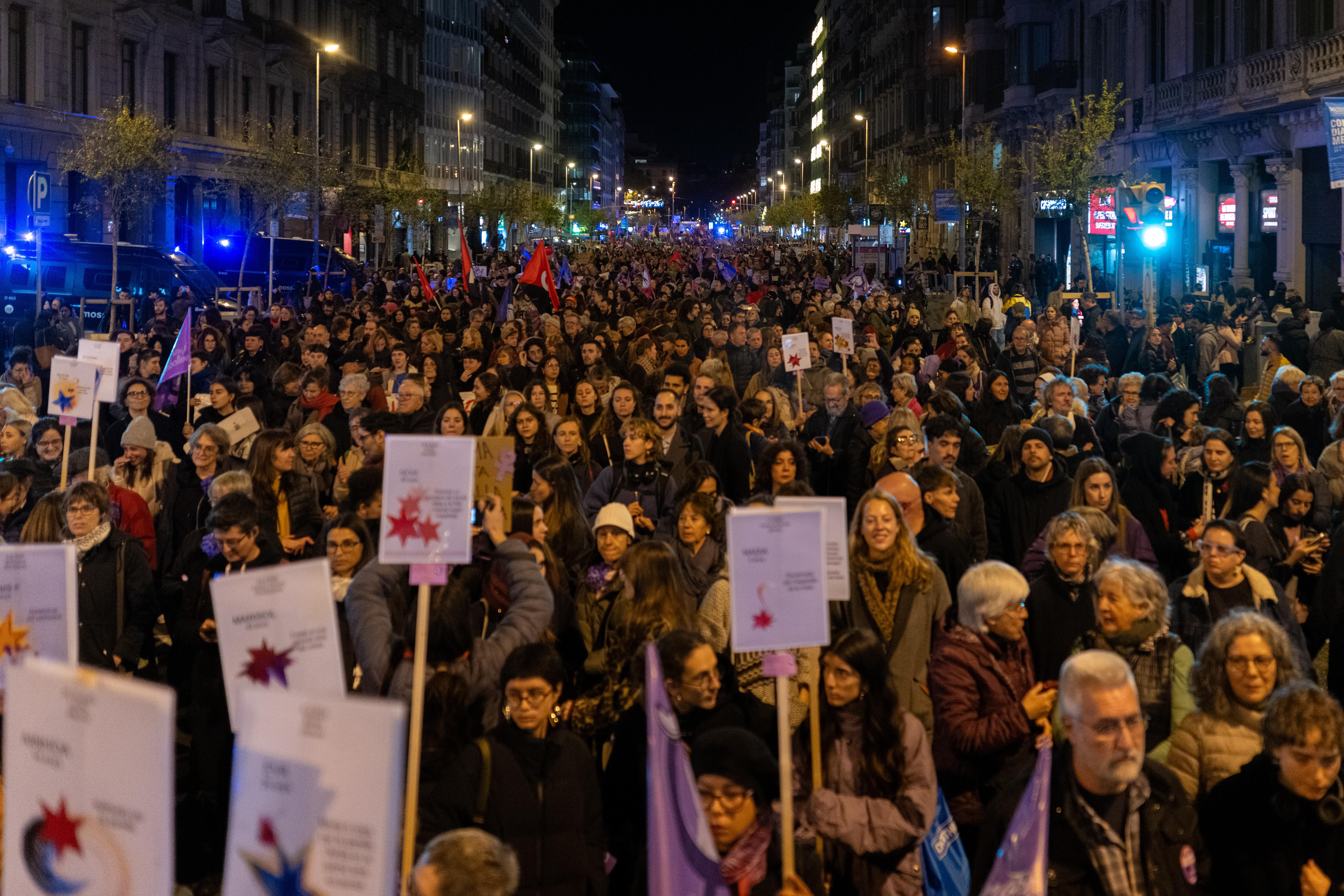 Imagen de la manifestación convocada con motivo del Día Internacional para la Eliminación de la Violencia contra las Mujeres que ha recorrido hoy martes las calles de Barcelona.