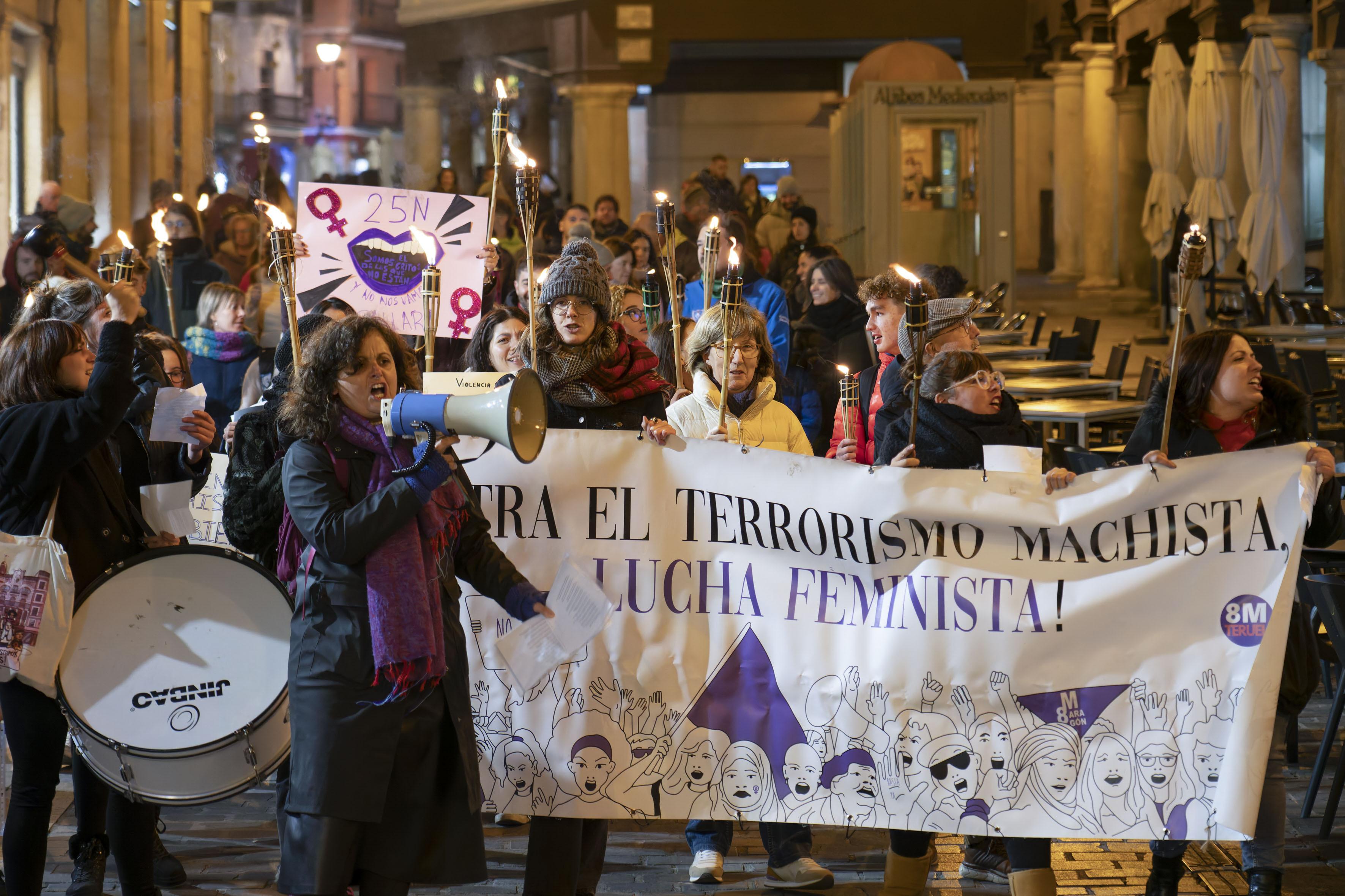 Un momento de la manifestación que ha recorrido hoy martes las calles de Teruel con motivo del ´Día Internacional de la Eliminación de la Violencia contra la Mujer´.