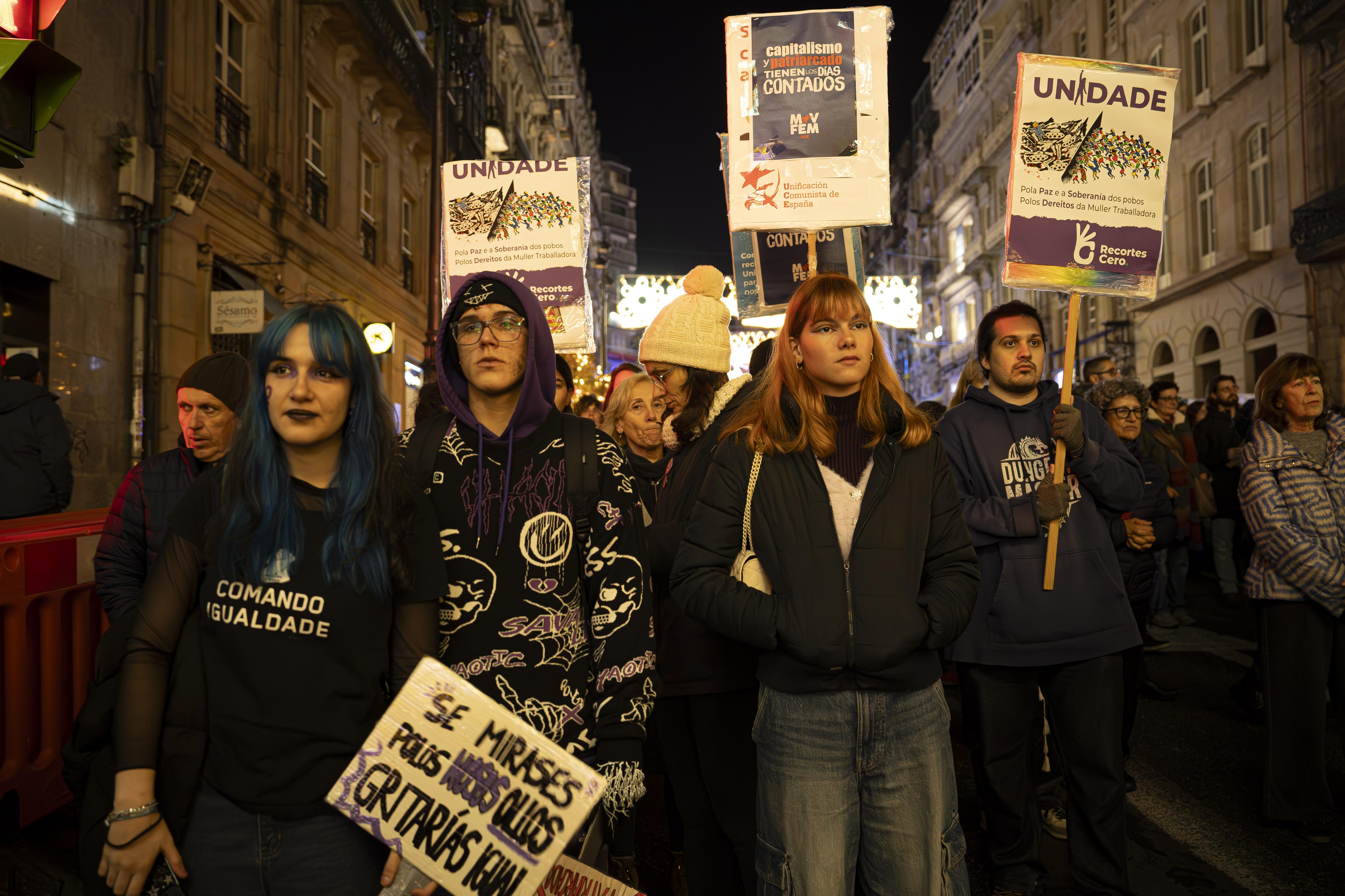 Decenas de manifestantes durante una concentración por el día de la Eliminación de la violencia contra las Mujeres, a 25 de noviembre de 2025, en Vigo.