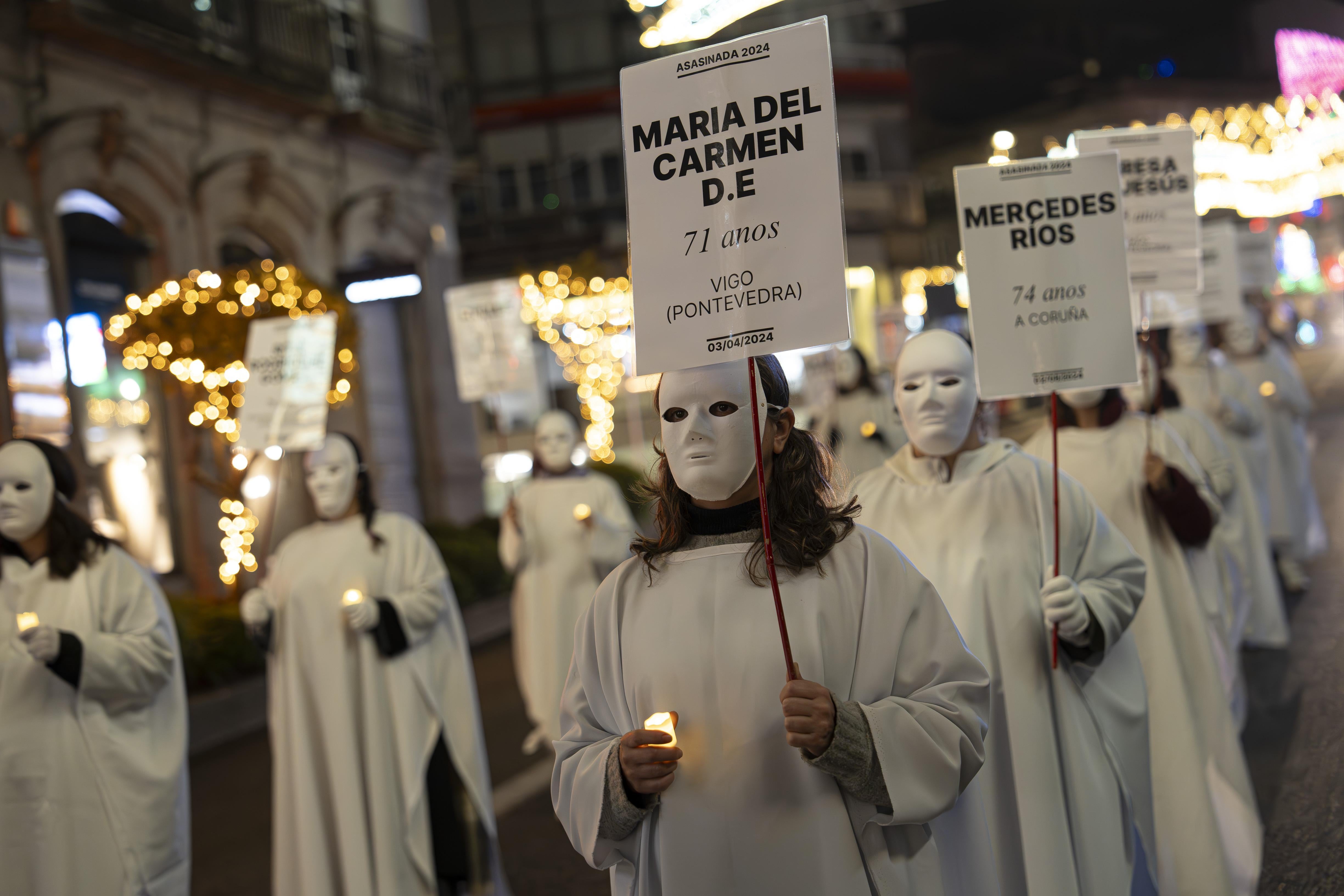 Decenas de manifestantes durante una concentración por el día de la Eliminación de la violencia contra las Mujeres, a 25 de noviembre de 2025, en Vigo.