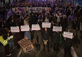 Las mujeres claman contra los fallos de Igualdad: «Las esposas son las únicas pulseras que no fallan»
