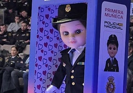 La Policía Nacional lanza su propia muñeca, Gala, con un fin solidario