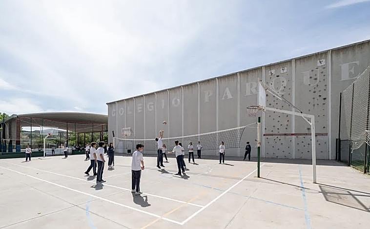 Main photo - Above the Parque School, on the left is Benialar, on the right is Benialvanto. They were all arranged by Educare Group, which was acquired by Swiss Life 