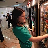 Consumo quiere eliminar ultraprocesados de máquinas expendedoras en hospitales y residencias