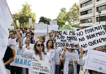Los sindicatos también se revuelven contra Mónica García y convocan una huelga indefinida para todo el personal sanitario