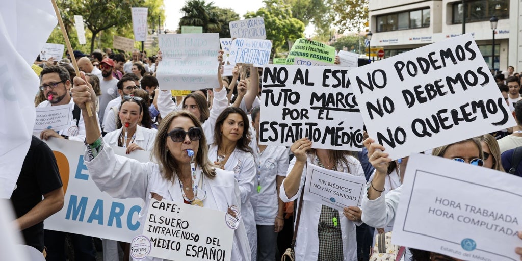 Los sindicatos también se revuelven contra Mónica García y convocan una huelga  indefinida para todo el personal sanitario
