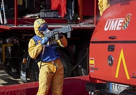 Soldado de la UME en tareas de desinfección