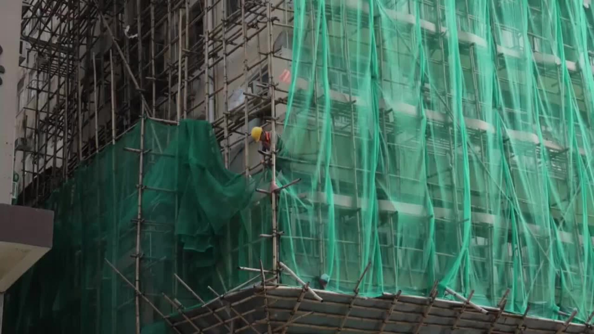 Las autoridades hongkonesas exigen retirar cubiertas ante dudas sobre seguridad tras el incendio de la semana pasada