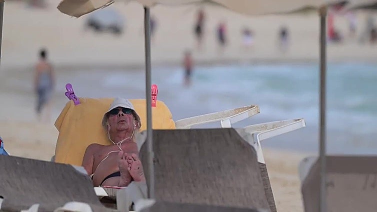 Bañistas en las "Grandes Playas de Corralejo" en el primer día del puente de diciembre