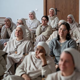 Parte de la comunidad de monasterio de la Conversión durante la proyección del tráiler de la película