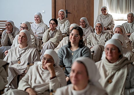 Imagen secundaria 1 - Varios momentos de la proyección de 'Los Domingos' en el monasterio de la Conversión, con distintas reacciones de las religiosas. Entre ellas se puede distinguir a las postulantes, sin hábito; las novicias, con hábito pero sin la cabeza cubierta; y las consagradas. En la última foto, la Madre Prado, madre federal de la congregación. 