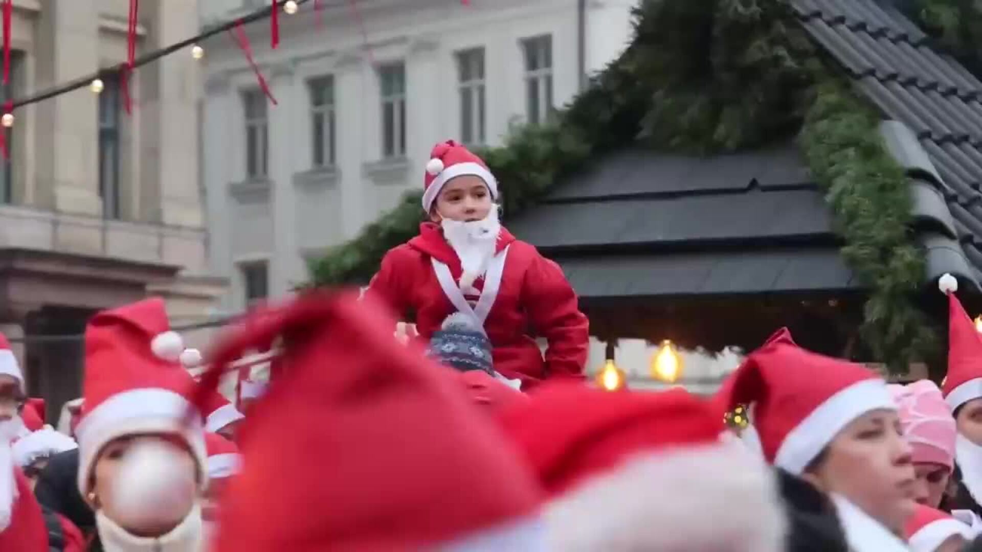 Cientos de Papá Noeles participan en una carrera benéfica en Riga