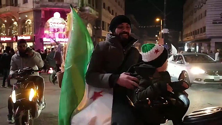 Cientos de personas celebran la caída de Al Asad en vísperas de su primer aniversario