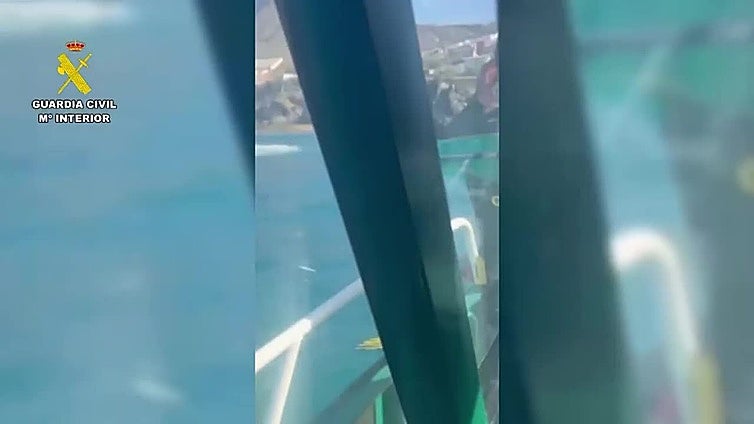 Muere una de las personas rescatadas tras sufrir un golpe de mar por oleaje en Los Gigantes