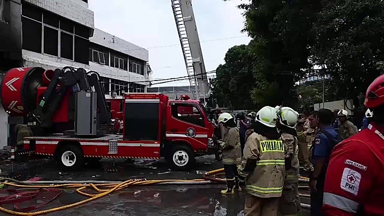 Un incendio en un edificio de siete plantas en Yakarta deja al menos 20 muertos