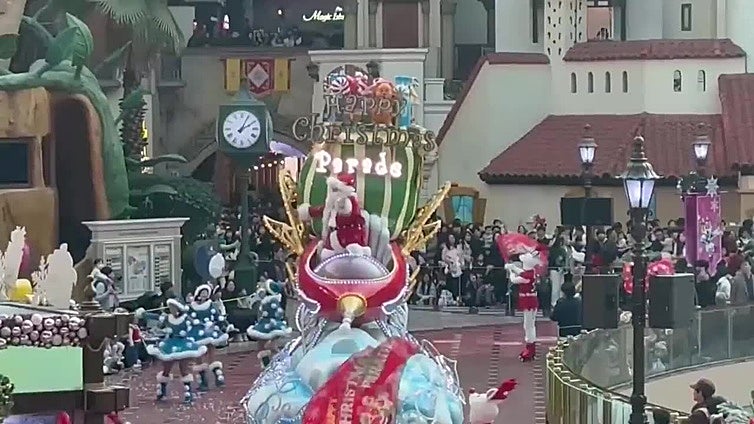El parque Lotte World organiza un desfile navideño