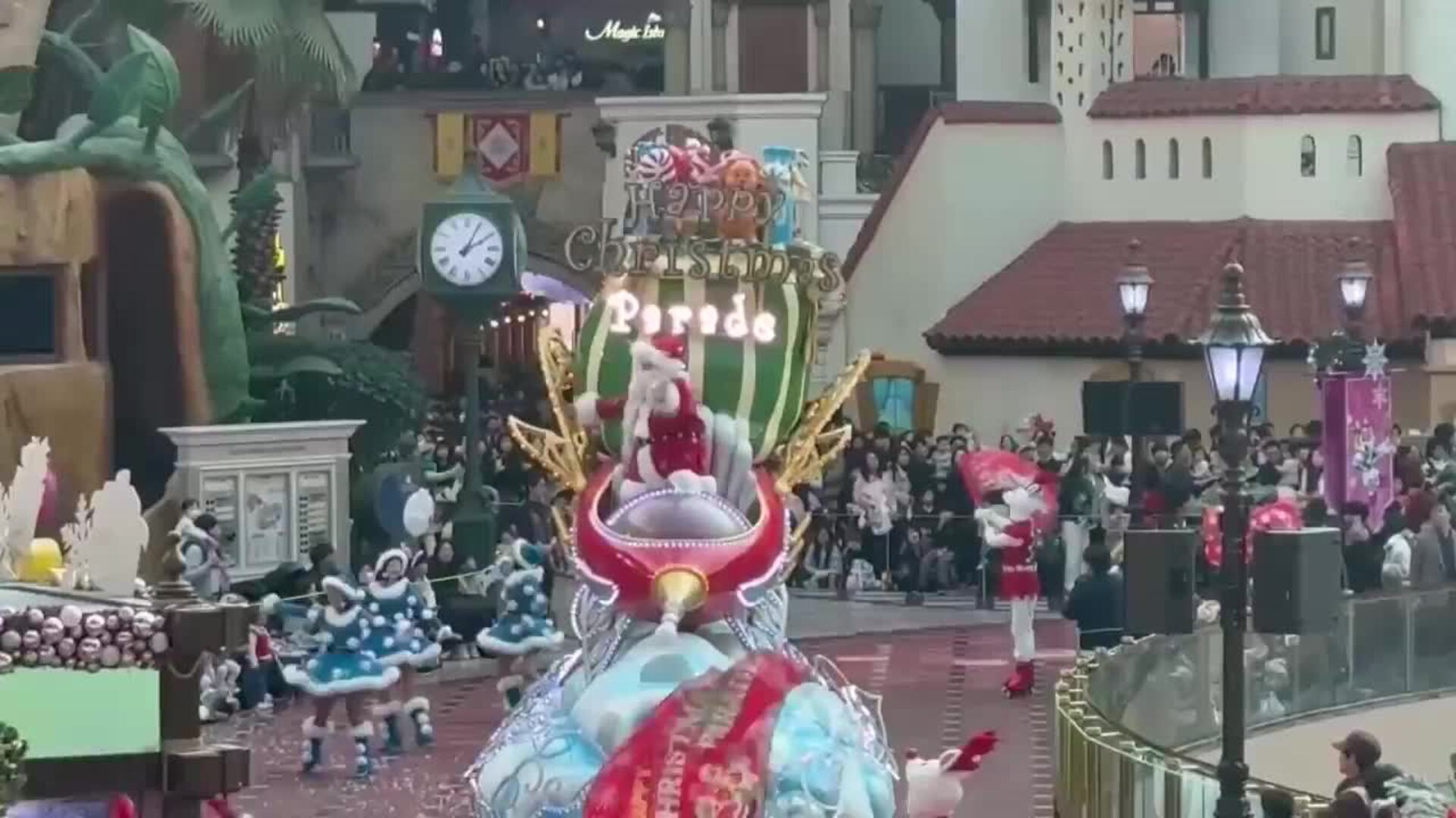El parque Lotte World organiza un desfile navideño