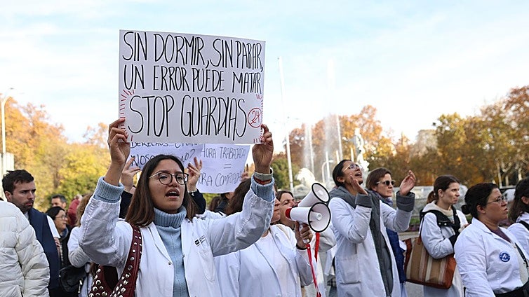 Los médicos de Madrid dan inicio a la huelga en toda España con una protesta frente a Sanidad