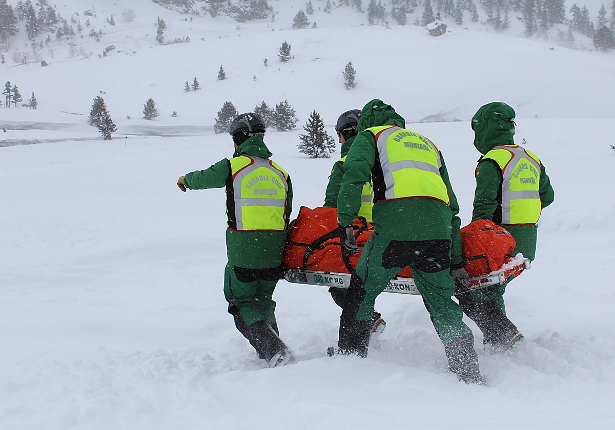Los especialistas de montaña de la Guardia Civil trasladan a un herido