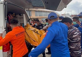 Recuperan el cadáver de la niña de 12 años que desapareció tras el naufragio en Indonesia