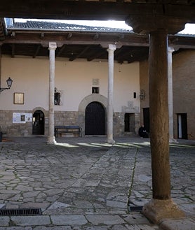 Imagem Secundária 2. Acima: Irmã Michaela durante a entrevista da ABC na sala e atrás da cerca. Abaixo, à esquerda, está uma das celas do Mosteiro das Clarissas de Carrion de los Condes (à direita está o mosteiro). 