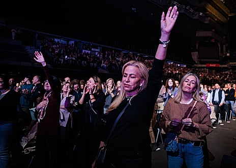 Imagen secundaria 1 - Un momento de la actuación de Hillsong España, la versión hispana de la banda australiana Hillsong Worship que conmovió a los asistentes con sus canciones de música cristiana 