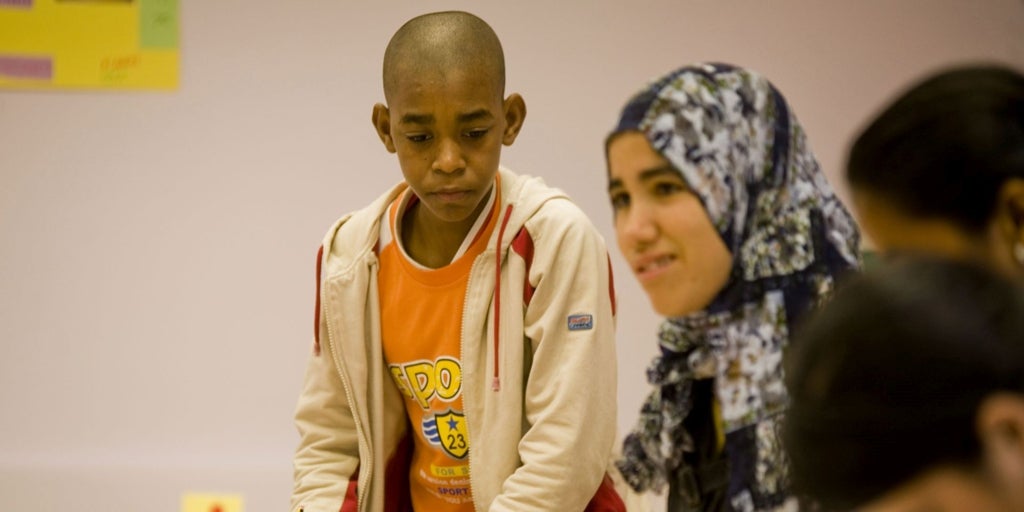 La receta de las escuelas en entornos vulnerables que  rescatan  a sus alumnos del fracaso