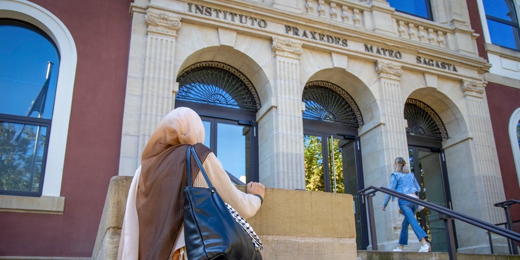 La Justicia da la razón a la alumna expulsada de un instituto por llevar el velo islámico