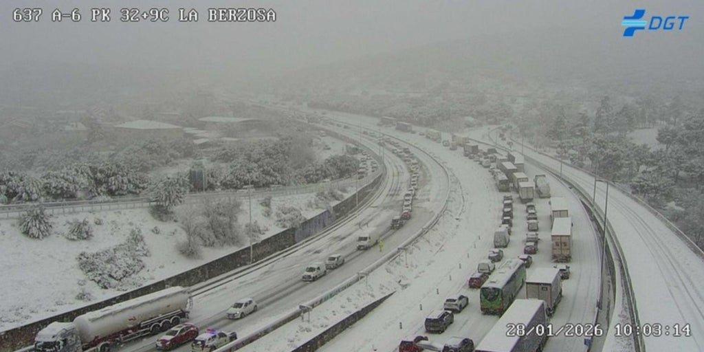 Más de un centenar de carreteras afectadas por el temporal en toda España, con decenas de conductores atrapados en Madrid