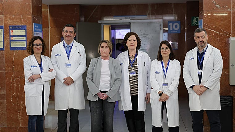 Carmen, con el equipo médico