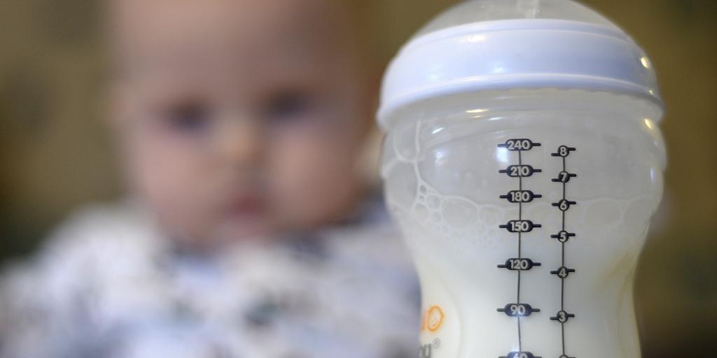 Bebés ingresados, retiradas de productos y países afectados: las claves de las intoxicaciones por la ingesta de leche de fórmula contaminada
