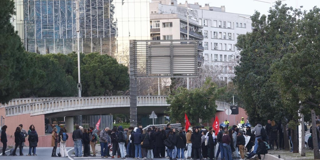 Los profesores estallan ante la política educativa de la Generalitat: cortes de carreteras y bloqueos en escuelas e institutos