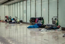 Una veintena de personas sin hogar aún duermen en las inmediaciones de Barajas