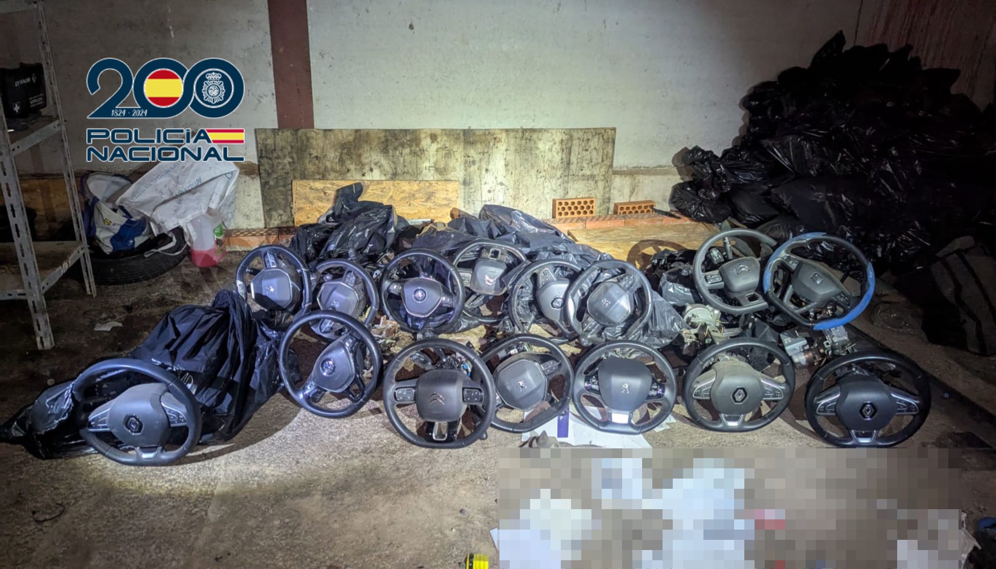 Algunos de los volantes que la banda extrajó de los vehículos