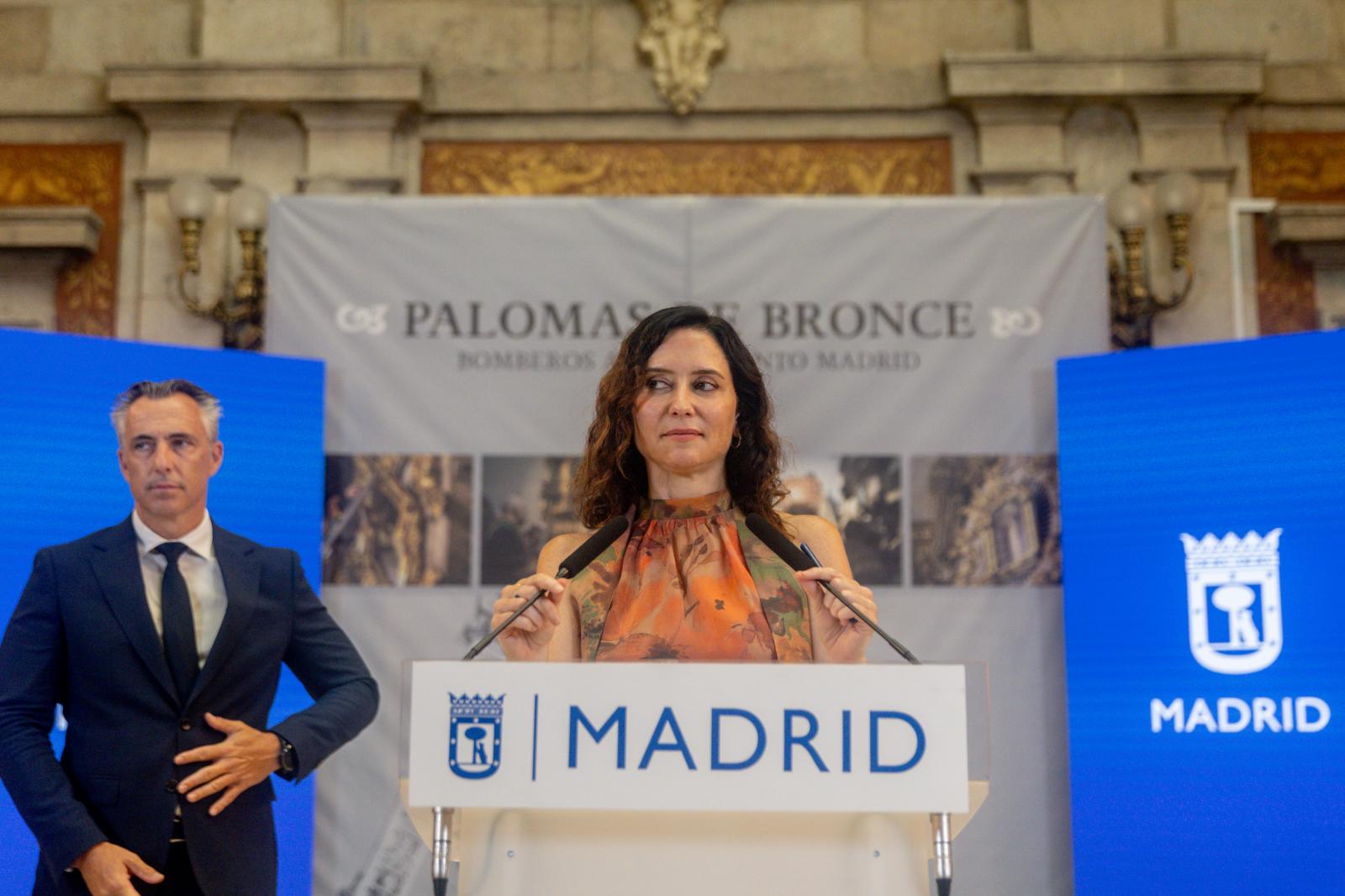 La presidenta de la Comunidad de Madrid, Isabel Díaz Ayuso, interviene durante la entrega de las Palomas de Bronce-Bomberos de Madrid