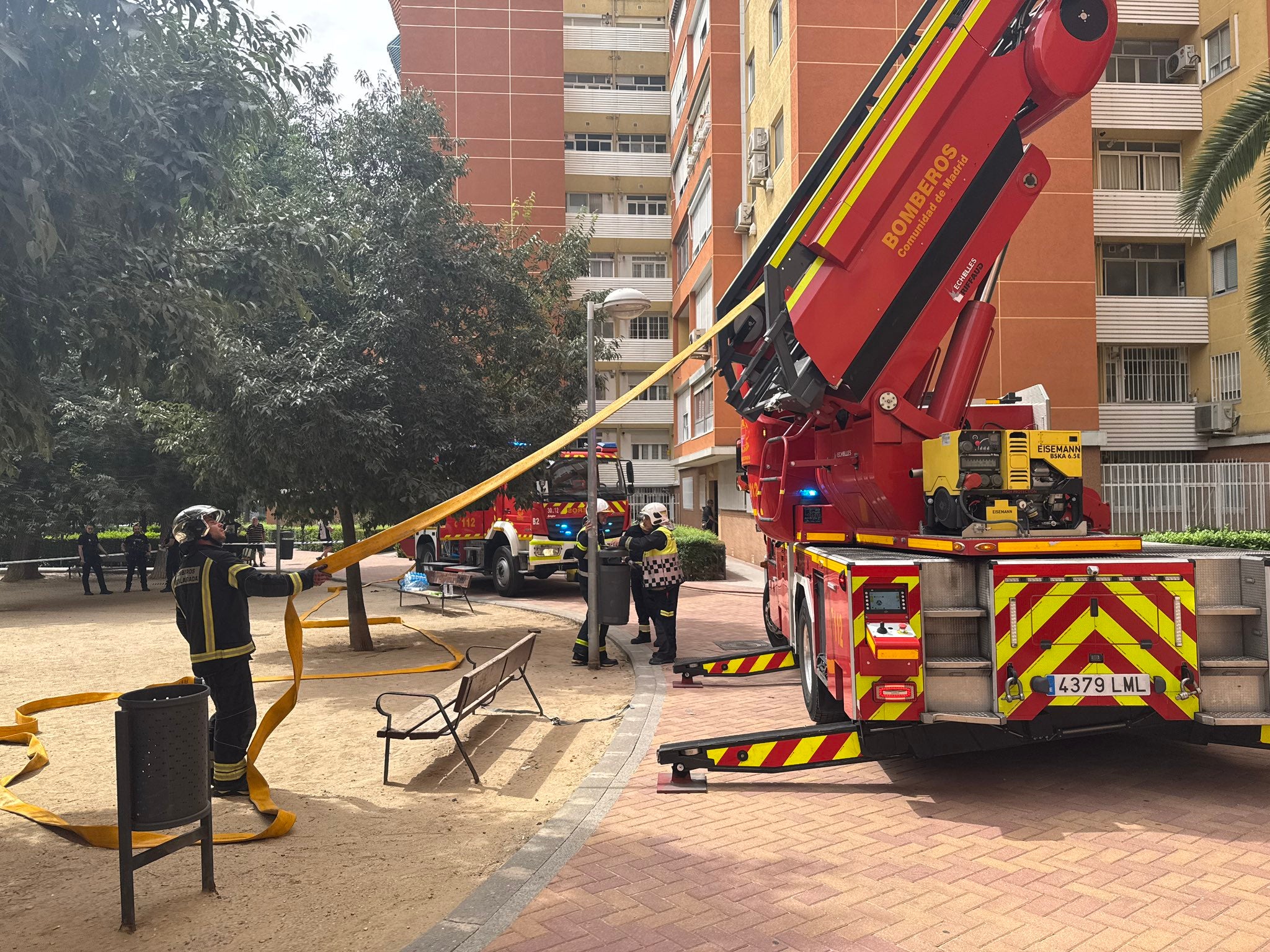 Un grupo de bomberos extinguiendo las llamas del incendio en Fuenlabrada