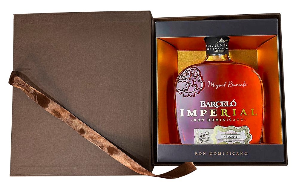 Botella de Ron Barceló Imperial personalizable (33,50 €). Ron Barceló te propone un regalo original y personal: una botella en edición limitada (de la que solo habrá 200 unidades), y en la que puedes estampar el nombre de tu padre. Se trata de la primera vez en la historia de la marca que ofrece la posibilidad de grabar el nombre en la botella. Se acompaña de un estuche en tonalidades marrones y doradas.