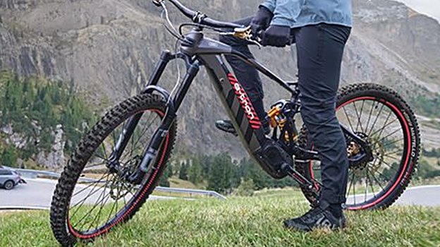 Se trata de un modelo de alta gama con un cuadro de aluminio y componentes de fibra de carbono