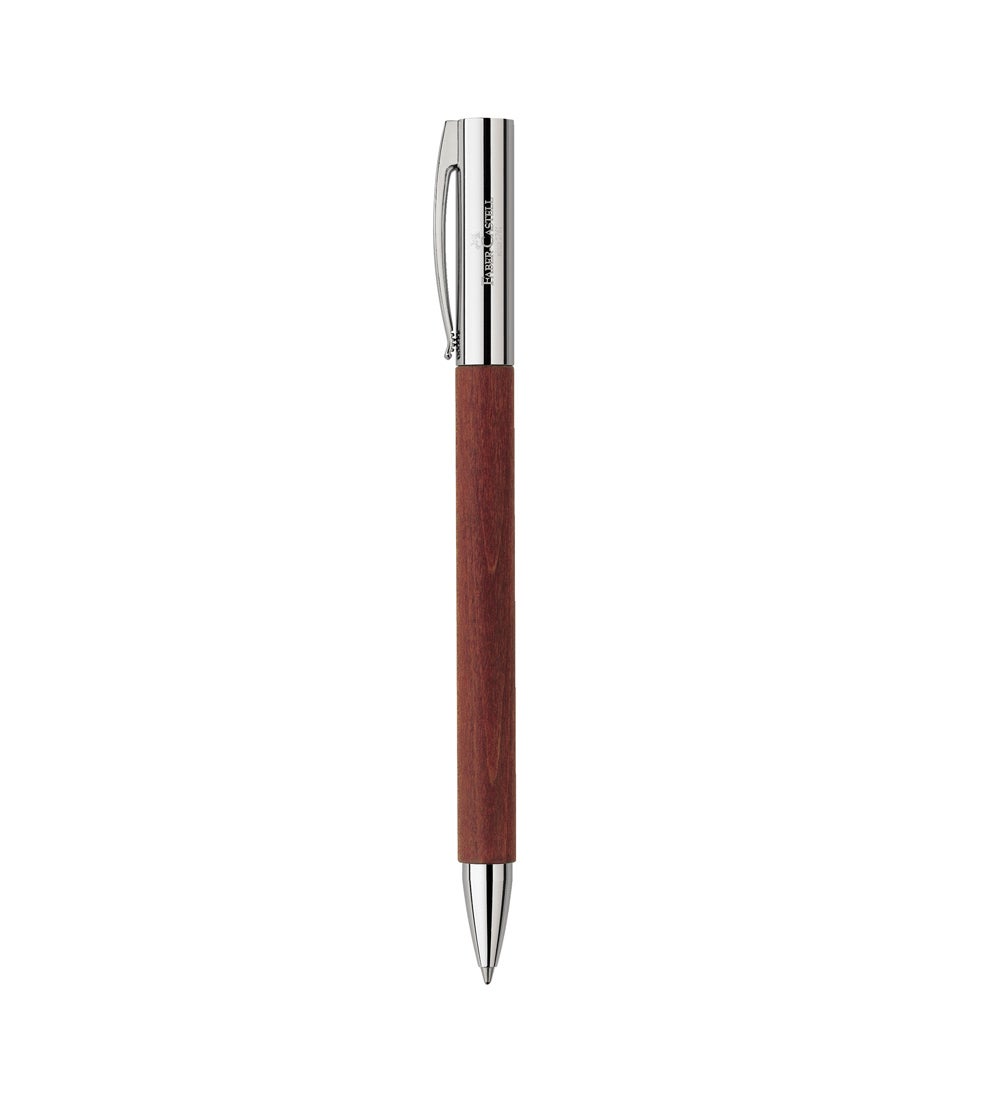 Bolígrafo Ambition madera peral de Faber-Castell (108 €). Con cuerpo en madera de peral combinado con partes metálicas en metal cromado pulido, es un clásico que perdura en el tiempo. El bolígrafo se caracteriza por su mecanismo de medio giro para extraer la punta y su recambio de gran capacidad de color negro, trazo B.