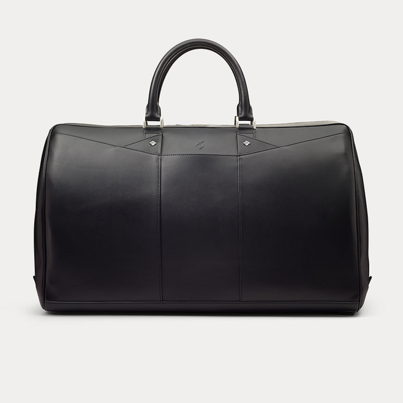 Bolsa en piel plena flor lisa de DS Design Studio (770 €). Un elegante bolso fabricado en Francia con una piel muy suave, y que incluye bandolera extraíble. Cuenta con numerosos espacios de almacenamiento interior y exterior para poder llevar bien ordenadas todas las pertenencias. Ideal para viajes cortos.