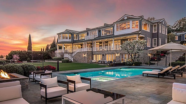 La impresionante casa también cuenta con una gran zona de jardín, donde no falta la piscina.