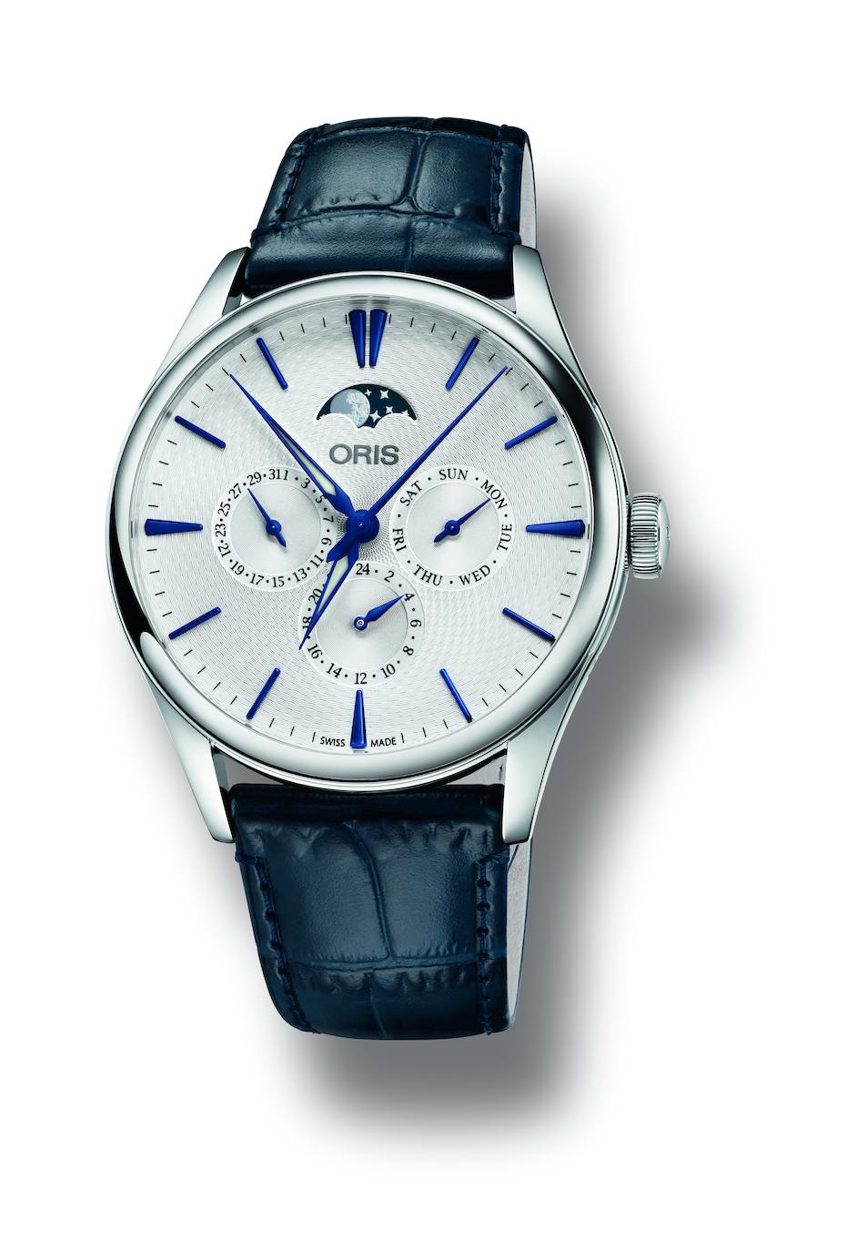 Artelier Complication Oris (2.300 euros aproximadamente). Complication fue una audaz declaración de intenciones y un punto de inflexión decisivo para toda la industria. Presentaba un movimiento automático con indicaciones de día, fecha, fases de luna y segundo huso horario. Esta serie de funciones útiles y románticas a la vez hizo que el reloj fuera una herramienta esencial para viajeros internacionales elegantes y con estilo, y forma parte de la colección Oris desde entonces.