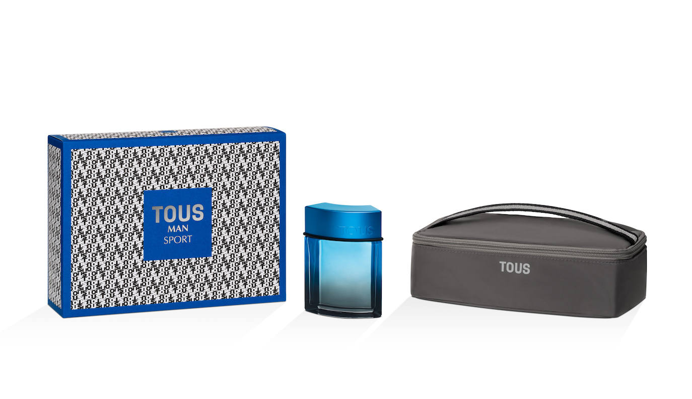 Tous Man Sport (76 €, 100 ml + neceser). Set primavera-verano con neceser y la nueva fragancia Tous Man Sport, aromática, afrutada y cítrica. Su salida vibrante de cedro va acompañada de un cocktail chispeante compuesto por el frescor del limón y la luminosidad de los aldehídos. El corazón exótico proviene de un jengibre que contrasta con el tono afrutado de manzana, junto con un acorde verbena que añade naturalidad a la fragancia. El fondo está compuesto por una base de almizcle cachemir y musgo de roble, transmitiendo un matiz elegante y sensual, de acuerdo con el hombre TOUS que se dejará seducir por este perfume.