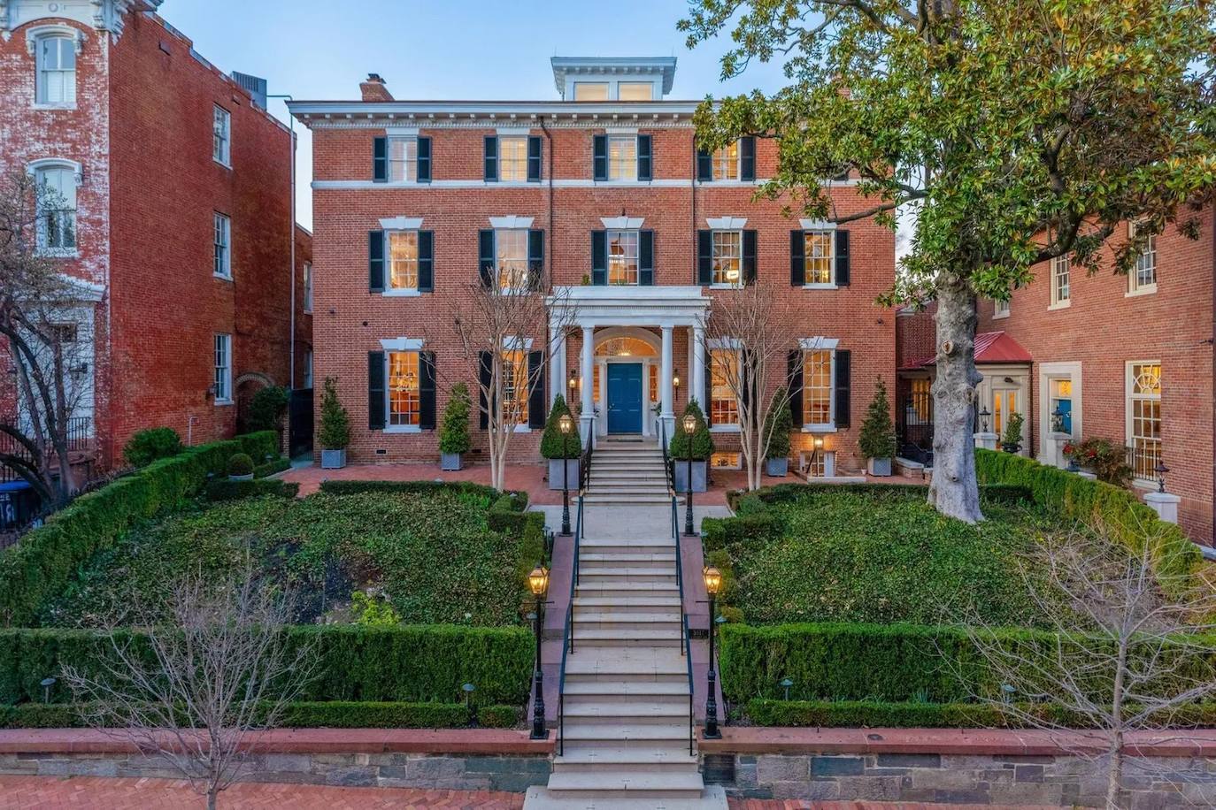 La mansión, en la que vivió Jackie Kennedy tras el asesinato de su marido, fue construida a finales del siglo XVIII, y está situada en Georgetown, en Washington D.C. Su precio de venta se sitúa en 26,5 millones de dólares que al cambio son algo más de 24,5 millones de euros.