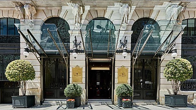 Four Seasons Hotel Madrid es el alojamiento top para disfrutar de la semana santa en la capital.
