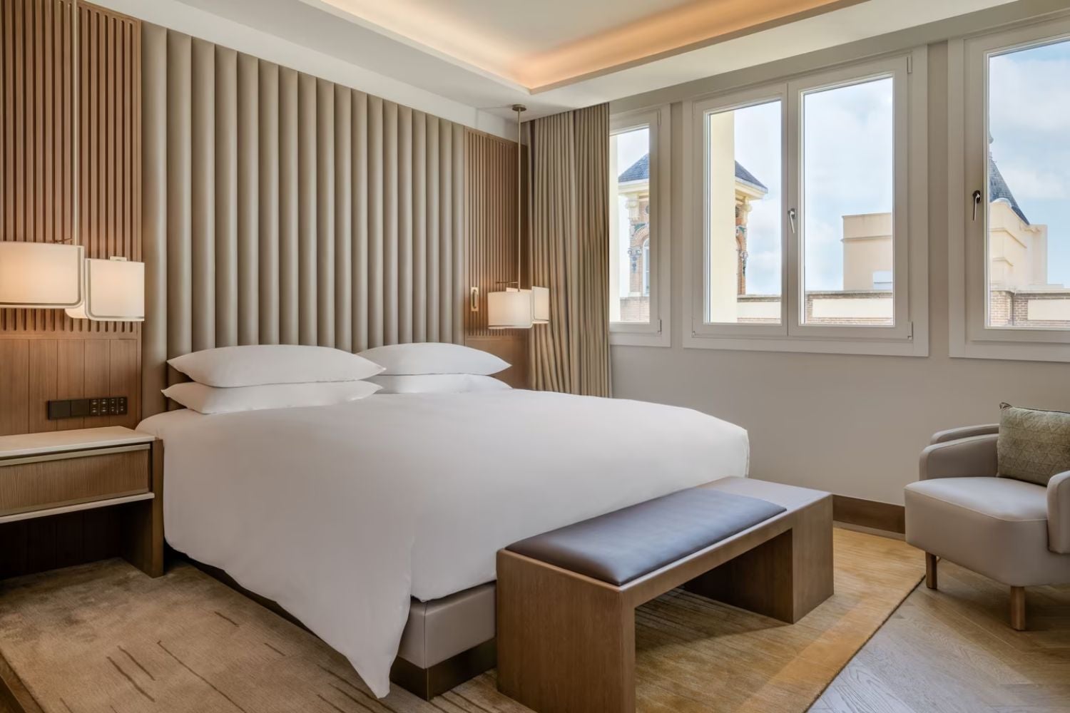 El nuevo hotel de lujo de Madrid cuenta con 139 habitaciones, todas son exteriores, y 12 de ellas son suites con terraza, desde donde es posible disfrutar de unas bonitas vistas de la ciudad. El JW Marriott Hotel Madrid ha colaborado con la Academia del Perfume para rendir homenaje a la historia del edificio y al sensual pasado de la ciudad, creando una experiencia de bienestar integral que estimula los sentidos.